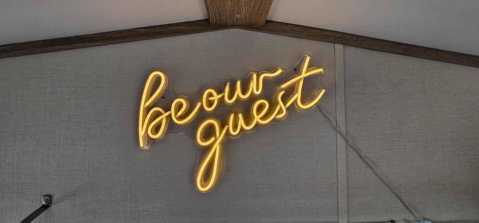 ホテル Be Our Guest Cresswell  エクステリア 写真